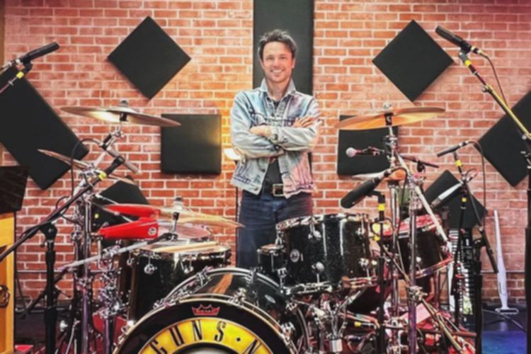 Isaac Carpenter Isi Posisi Drummer Guns N’ Roses