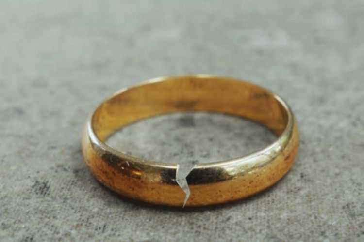 Perceraian Orang Tua Pengaruhi Kehidupan Romantis Anak Dewasa.