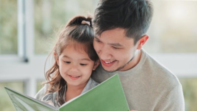 Ayah Memangku Anak Perempuan: Batas Usia Ideal?