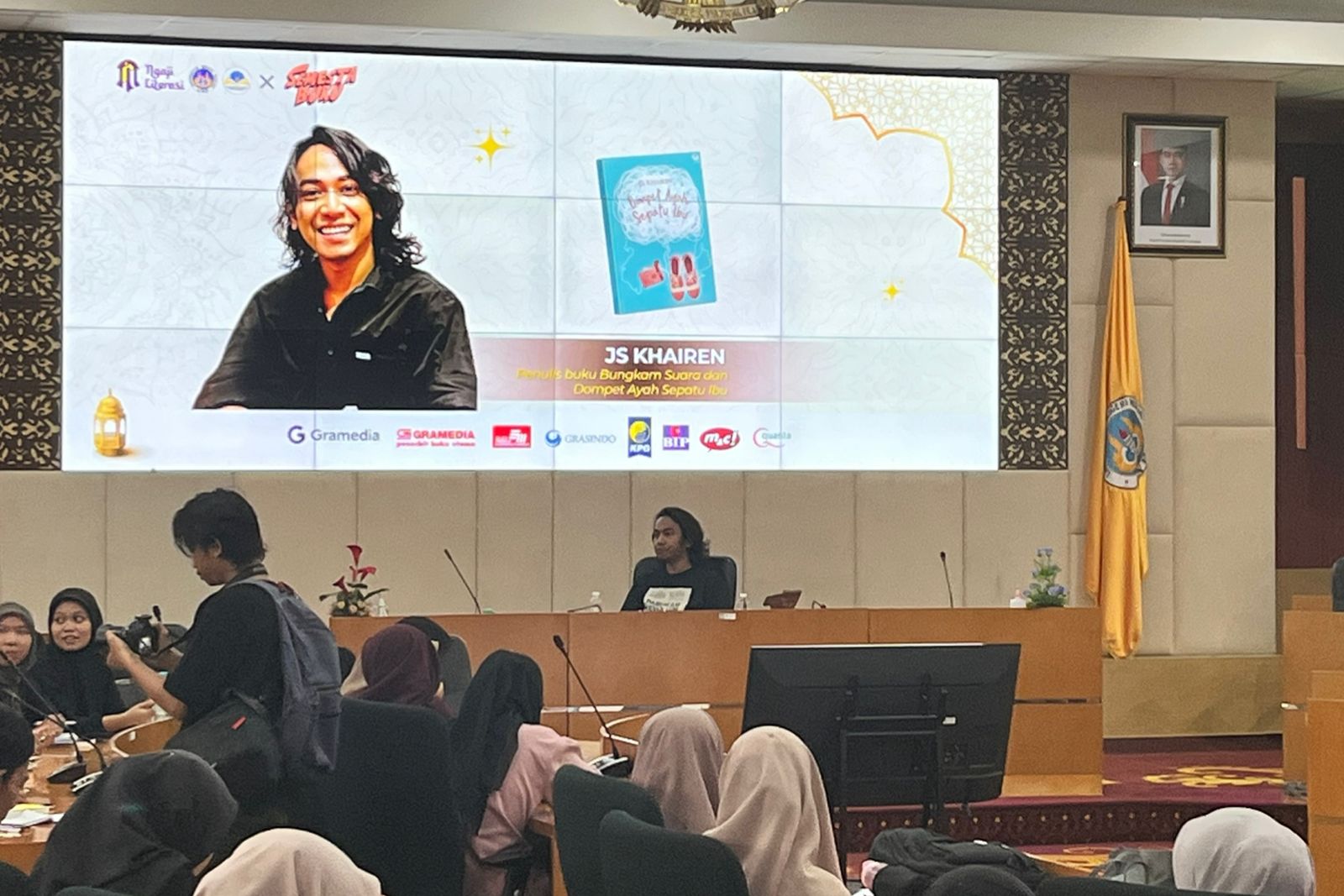 J.S. Khairen di UNP: Bagikan Inspirasi lewat Novel ‘Dompet Ayah Sepatu Ibu’