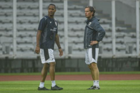 Alex Pastoor Terkejut, PSSI Hentikan Kontrak Pelatih Kiper