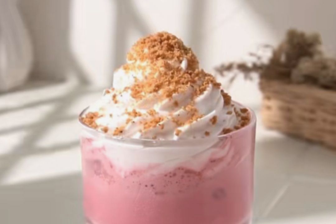 Red Velvet Latte Dingin Segarkan Tenggorokan Saat Cuaca Panas