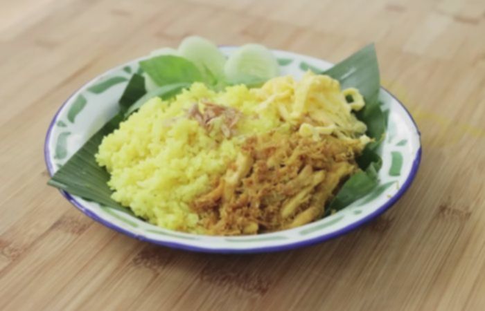 Masak Nasi Kuning Ayam Suwir Serundeng Praktis dengan Rice Cooker