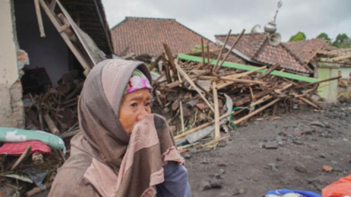 Erupsi Semeru: Pendaki Terjebak, Ratusan Warga Mengungsi Akibat Letusan
