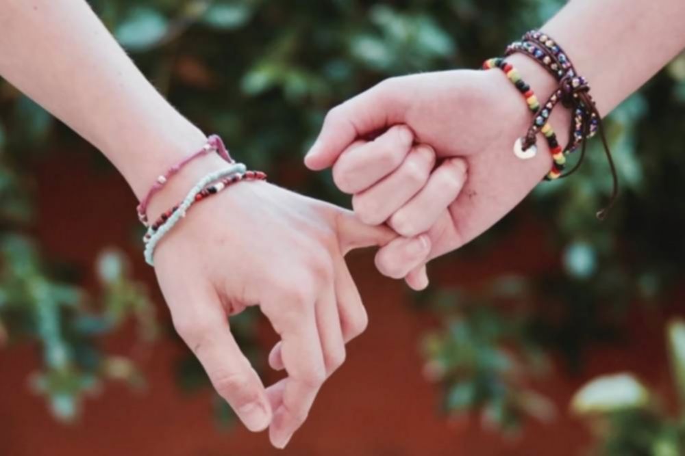 Kenali 10 Tanda: Pria Tertarik, Perhatikan Sikapnya!