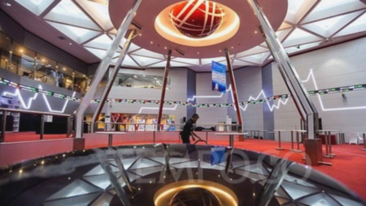 IHSG Berfluktuasi, Terkoreksi Tipis di Sesi Siang