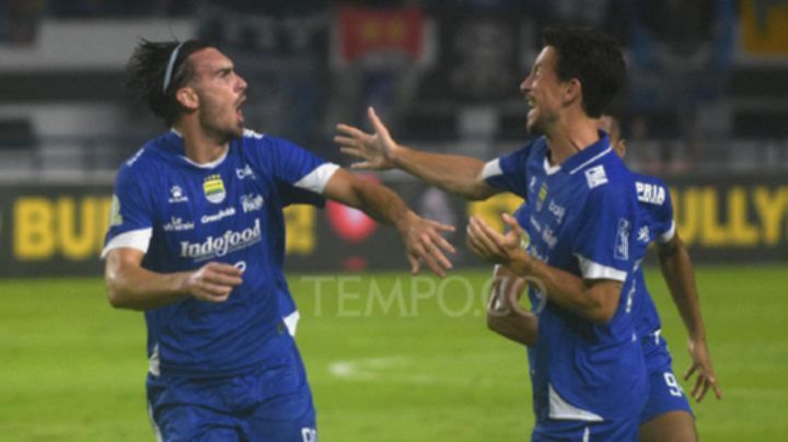 Persib Bandung Tekuk PSM, Rebut Puncak Klasemen