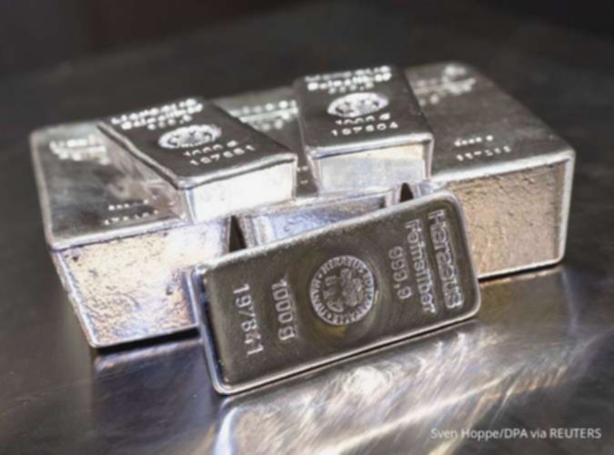 Harga perak ditutup melemah ke US$ 61,9 per ons troi, usai cetak rekor tertinggi