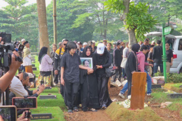 Epy Kusnandar Dimakamkan di Jeruk Purut, Istri Menangis