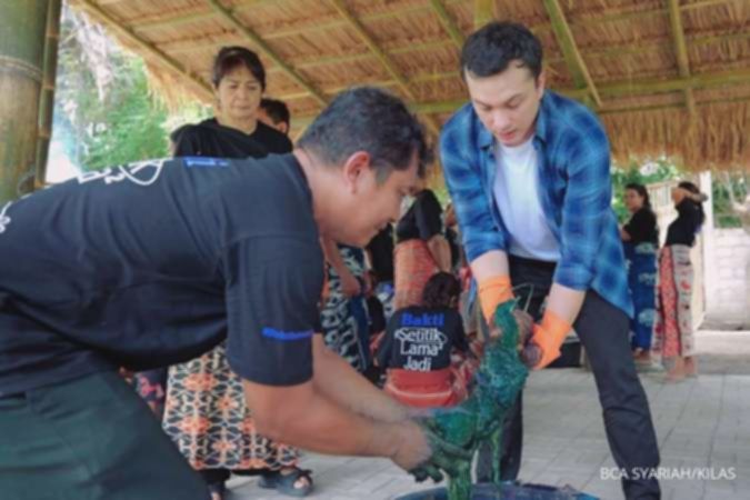 Bakti BCA bersama Nicholas Saputra dampingi penenun Sumba hadirkan wastra warna alam