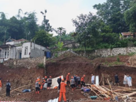 Longsor Terjang Jatinangor, Sumedang: Empat Orang Tertimbun Material