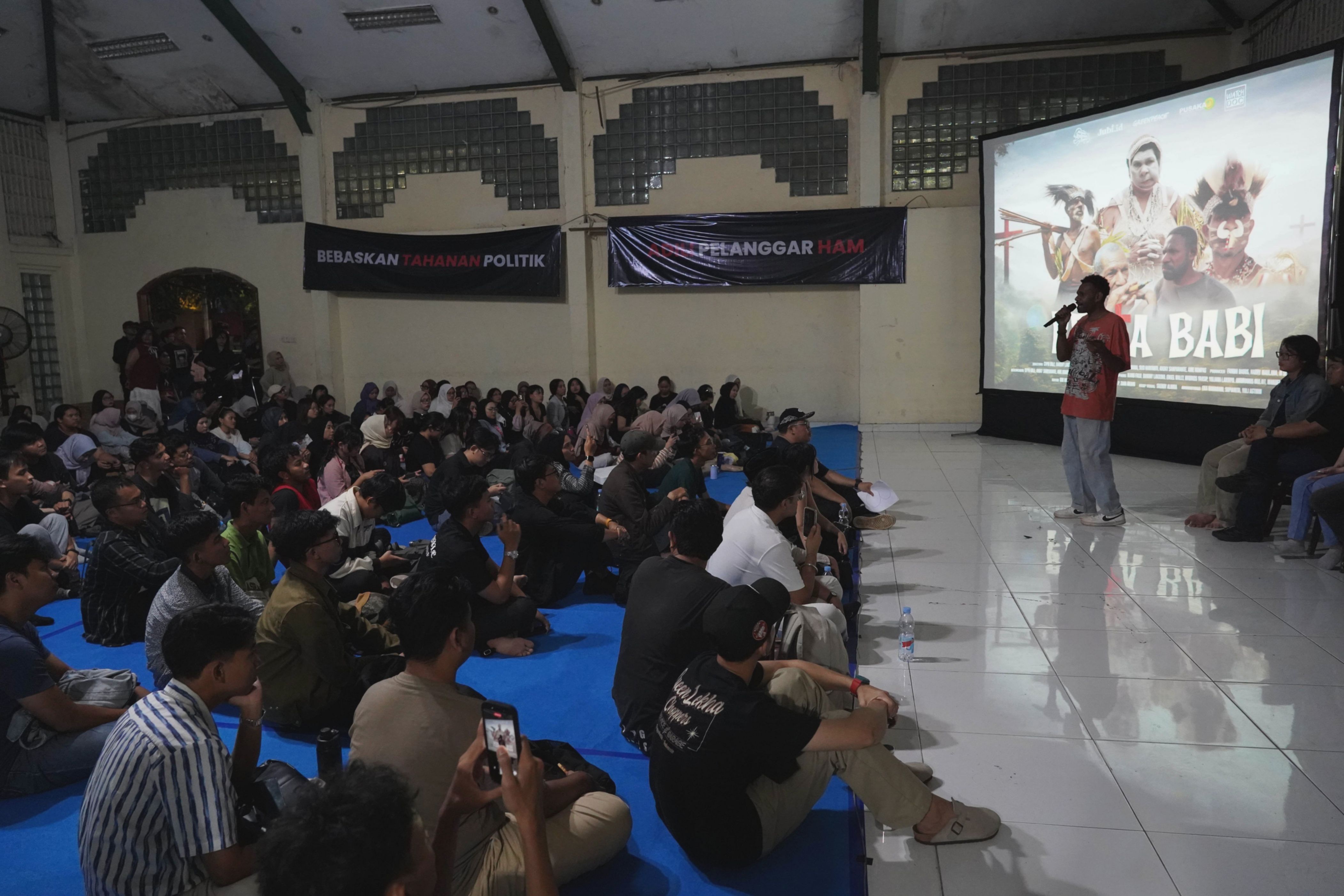Warga Gelar Nonton Bareng dan Diskusi Film Pesta Babi