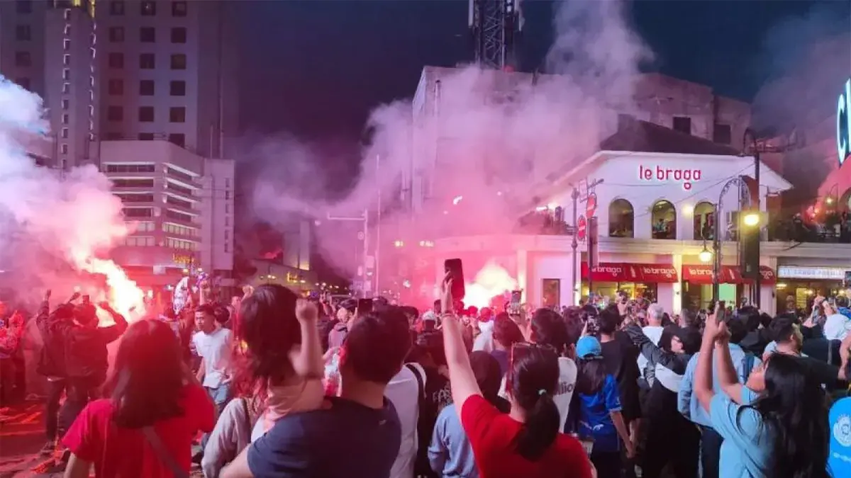 Warga Bandung Rayakan Kemenangan Persib dengan Pesta Kembang Api