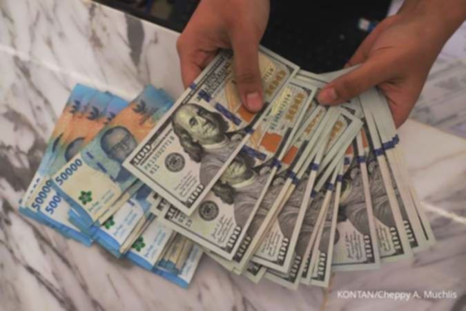 Rupiah Melemah ke Rp 17.593 per Dolar AS Jumat Siang