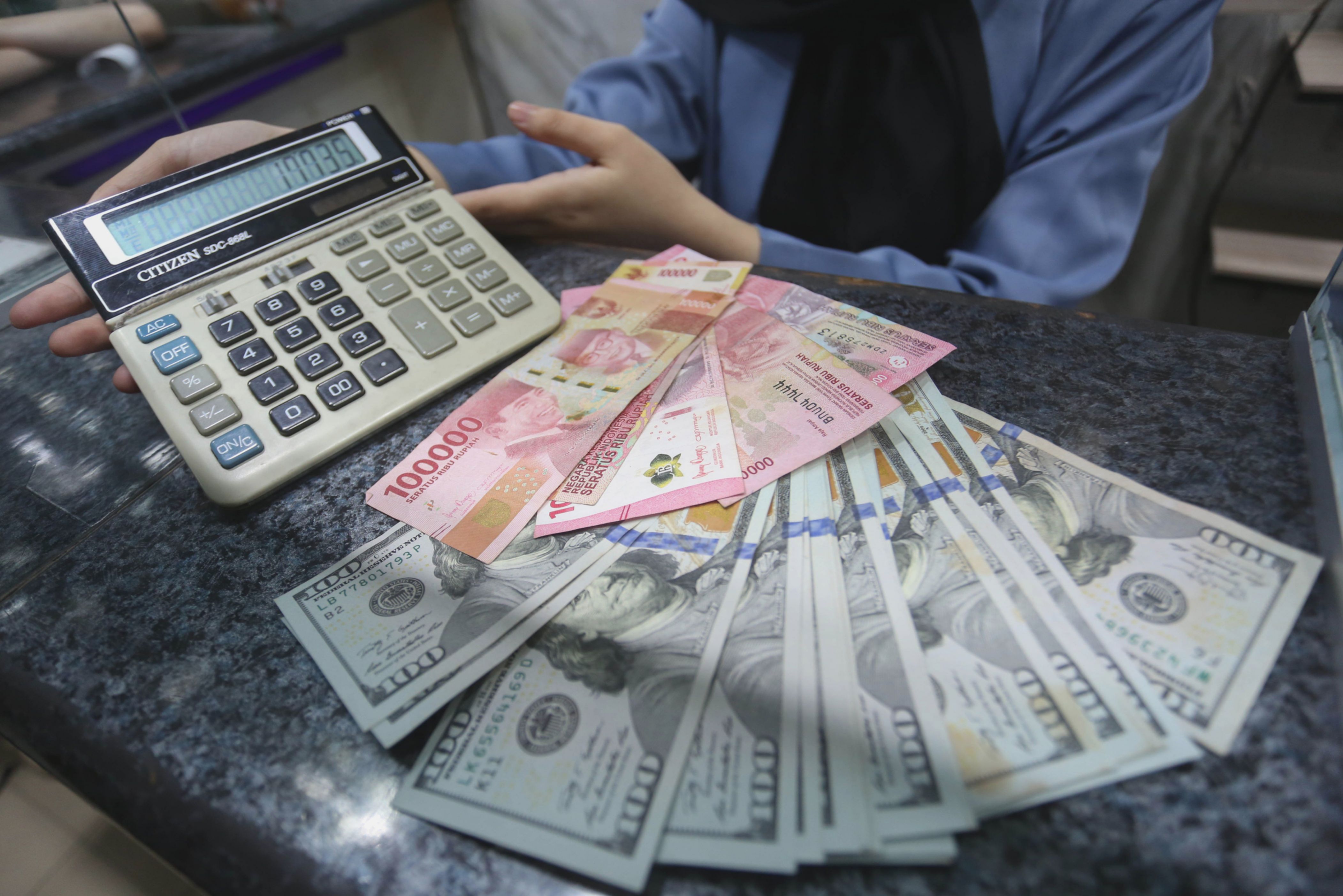 Menerapkan Strategi Ekonomi Era Habibie untuk Stabilkan Rupiah Kembali