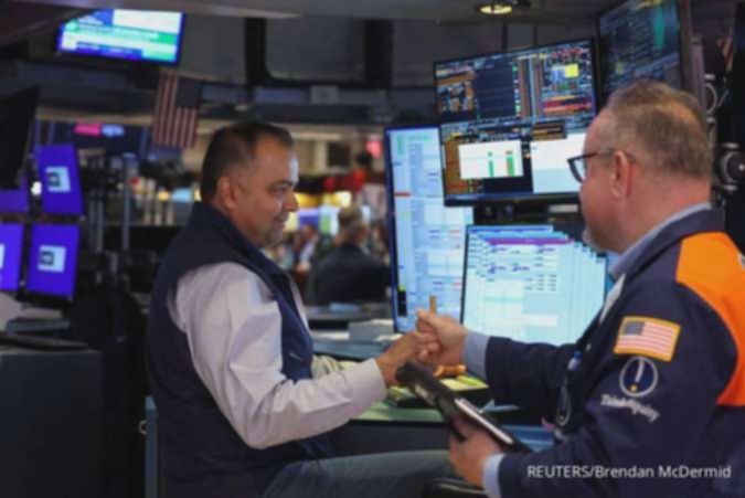 Wall Street menguat: Dow Jones cetak rekor, Nasdaq tertahan saham produsen chip