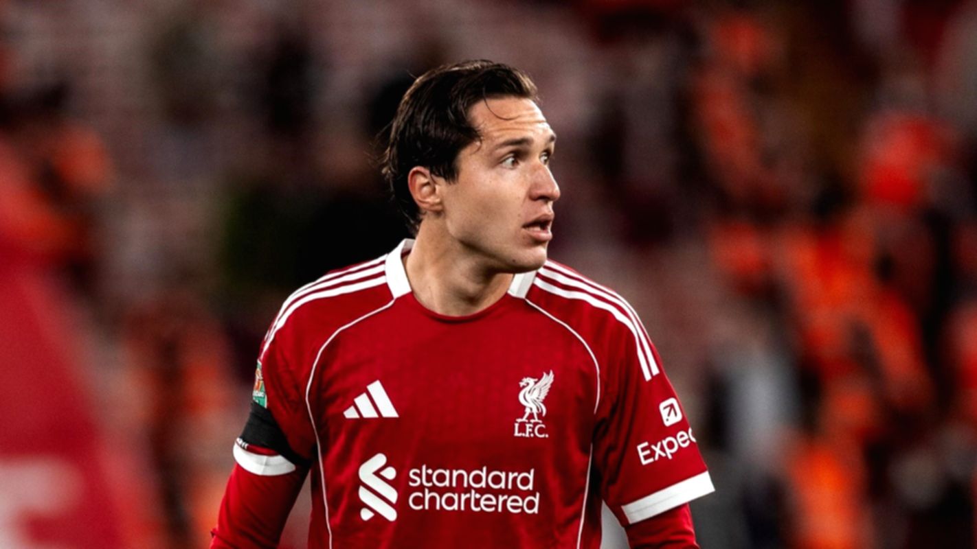 Enggan Tinggalkan Liverpool, Chiesa Optimistis Rebut Hati Arne Slot