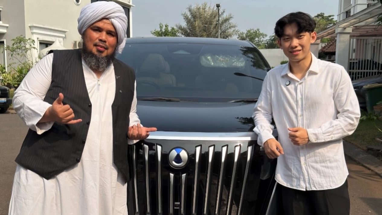 Willie Salim Hadiahi Mobil Listrik untuk Ustaz Derry Sulaiman