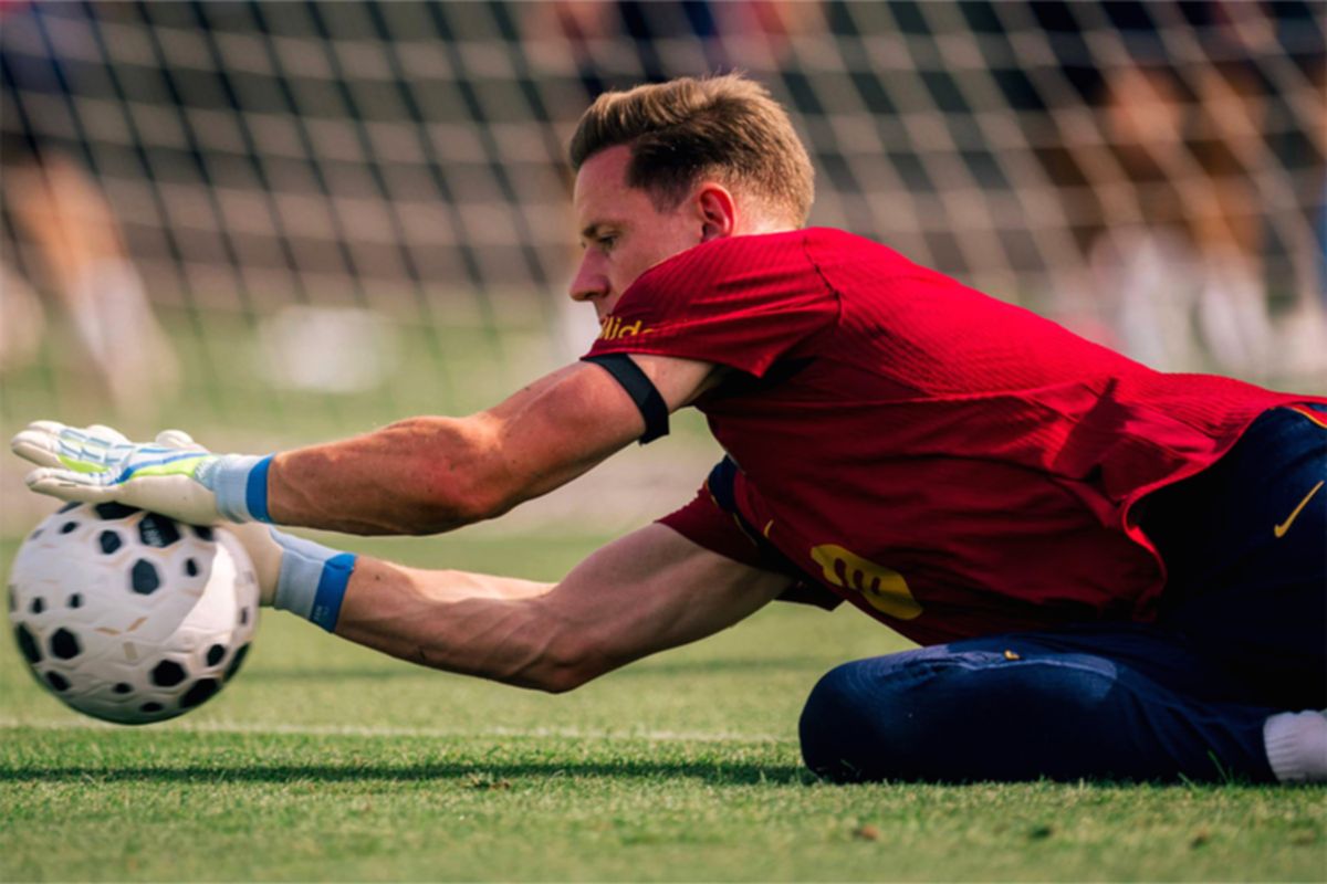 Ter Stegen Dikabarkan Gabung Ajax, Posisi Maarten Paes Terancam?